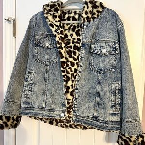 Veveret Womens Unique Vintage Wash Faux Fur Leopard Denim Jacket (Medium)